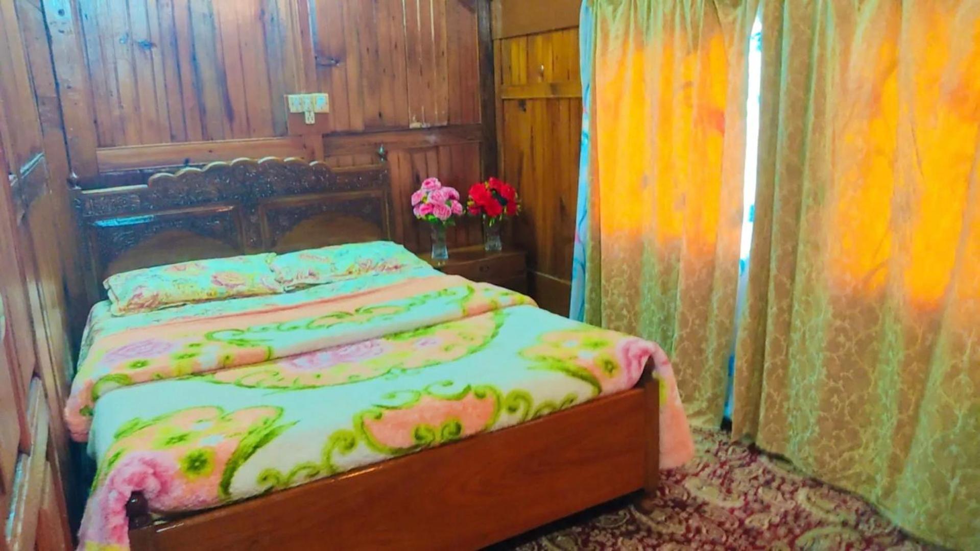 Houseboat Young Wild Rose Srīnagar المظهر الخارجي الصورة