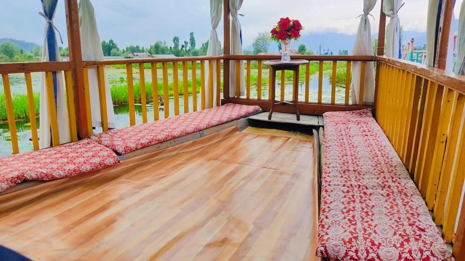 Houseboat Young Wild Rose Srīnagar المظهر الخارجي الصورة