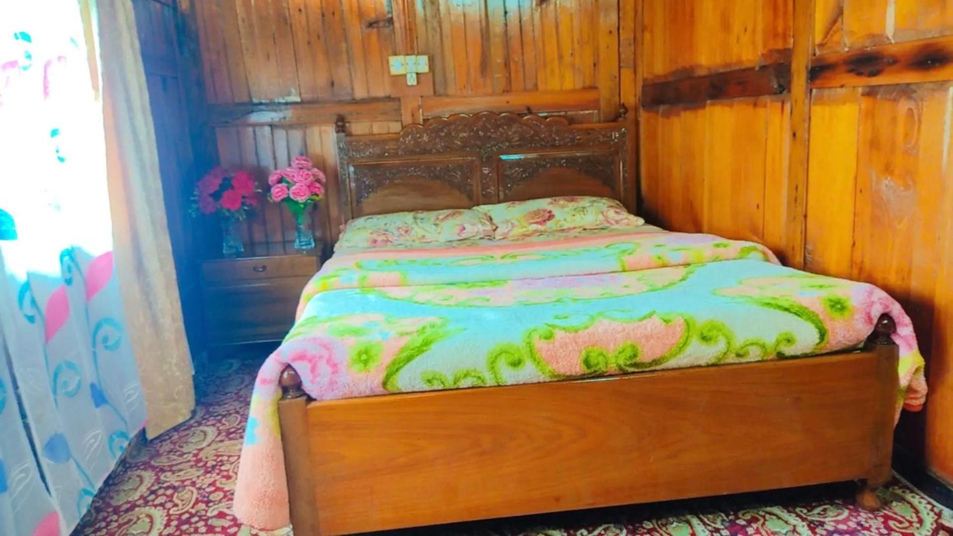 Houseboat Young Wild Rose Srīnagar المظهر الخارجي الصورة