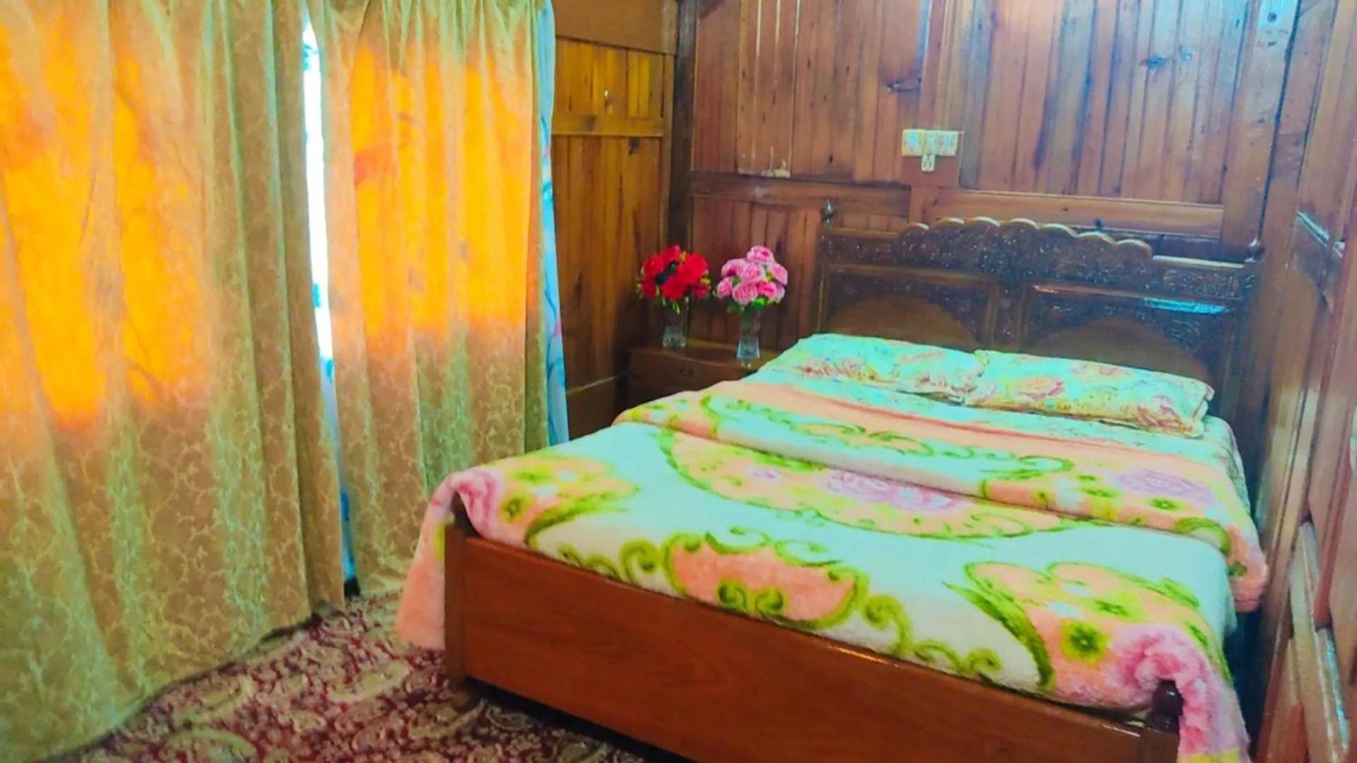 Houseboat Young Wild Rose Srīnagar المظهر الخارجي الصورة