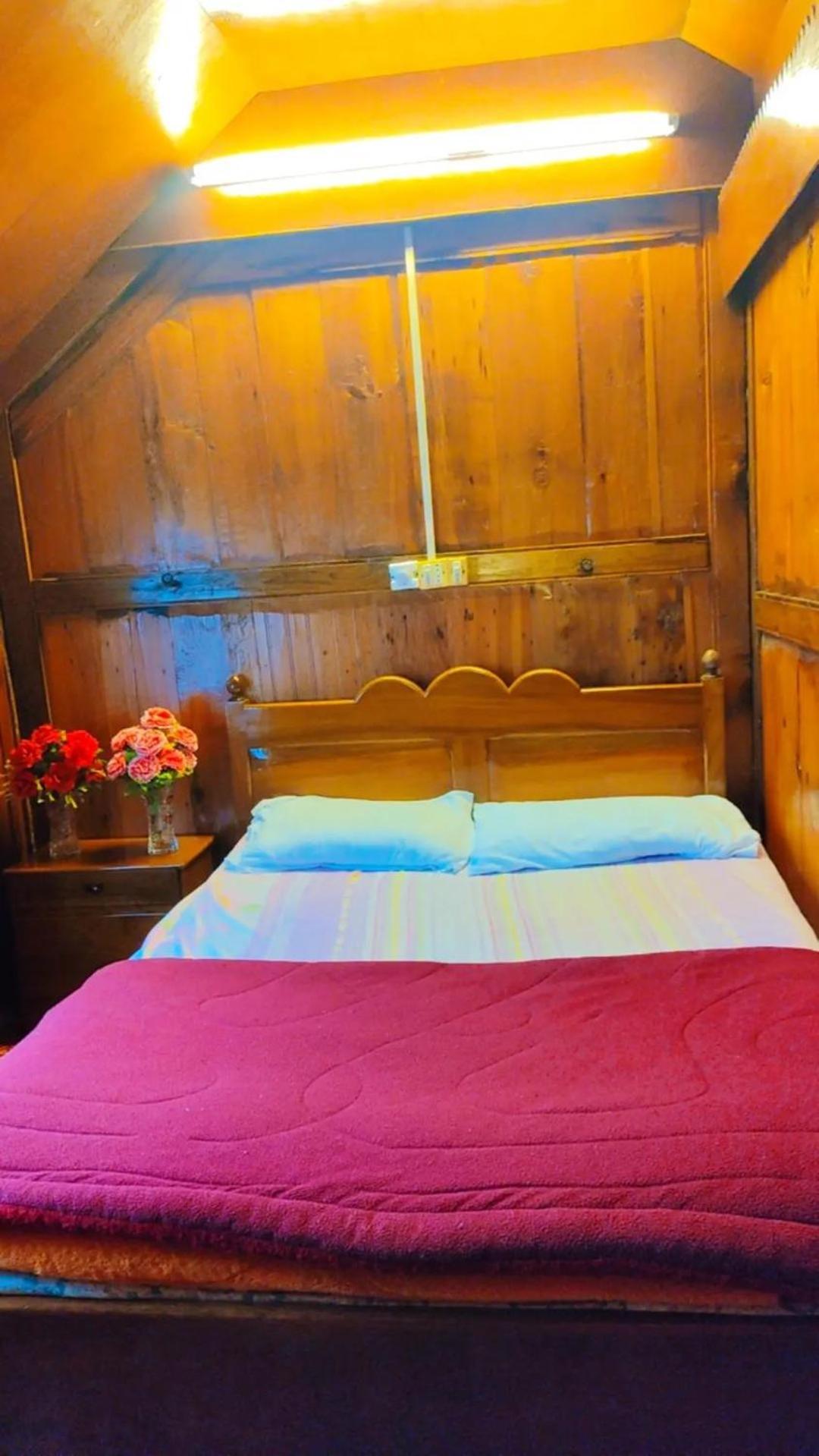 Houseboat Young Wild Rose Srīnagar المظهر الخارجي الصورة