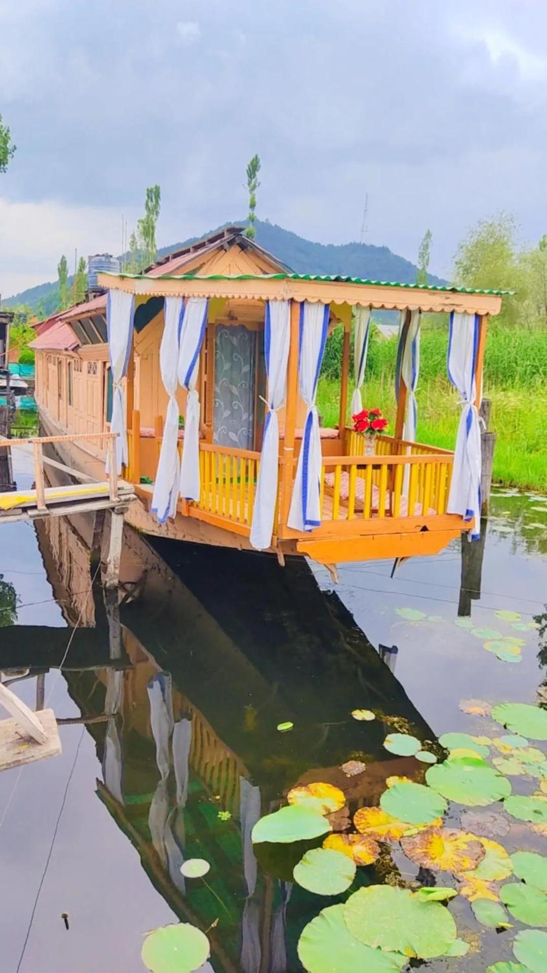 Houseboat Young Wild Rose Srīnagar المظهر الخارجي الصورة