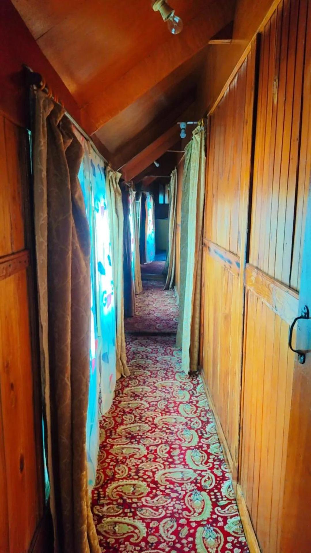 Houseboat Young Wild Rose Srīnagar المظهر الخارجي الصورة