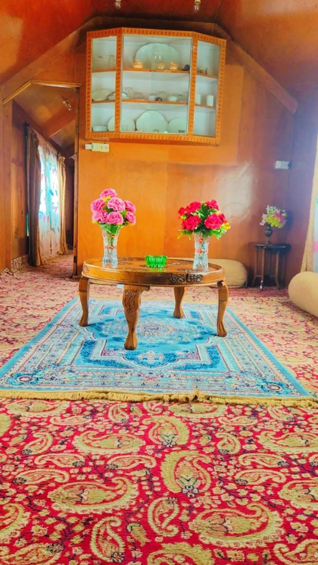 Houseboat Young Wild Rose Srīnagar المظهر الخارجي الصورة