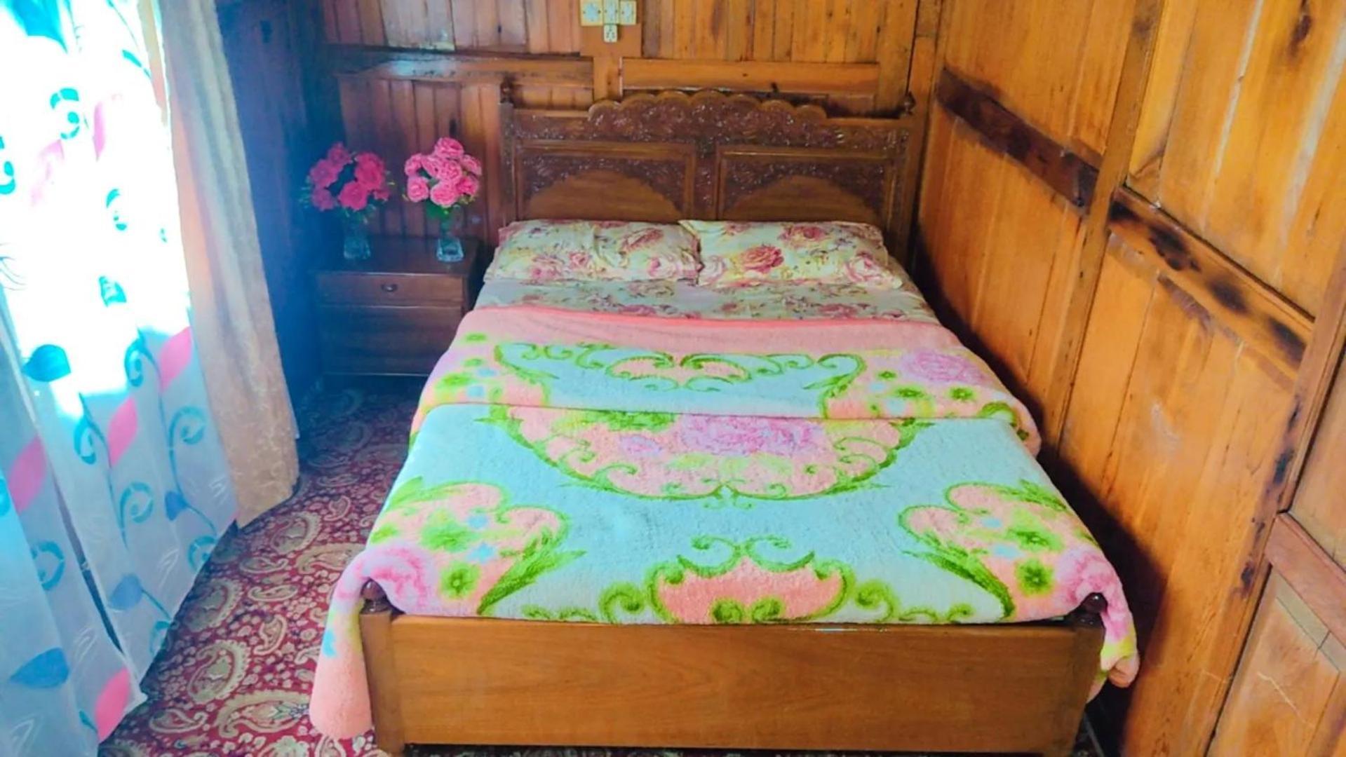 Houseboat Young Wild Rose Srīnagar المظهر الخارجي الصورة