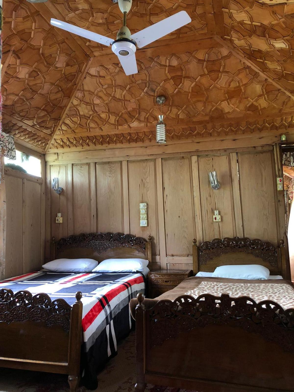 Houseboat Young Wild Rose Srīnagar المظهر الخارجي الصورة